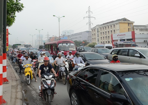Dòng người ùn ùn rời Thủ đô, giao thông ùn tắc ảnh 15